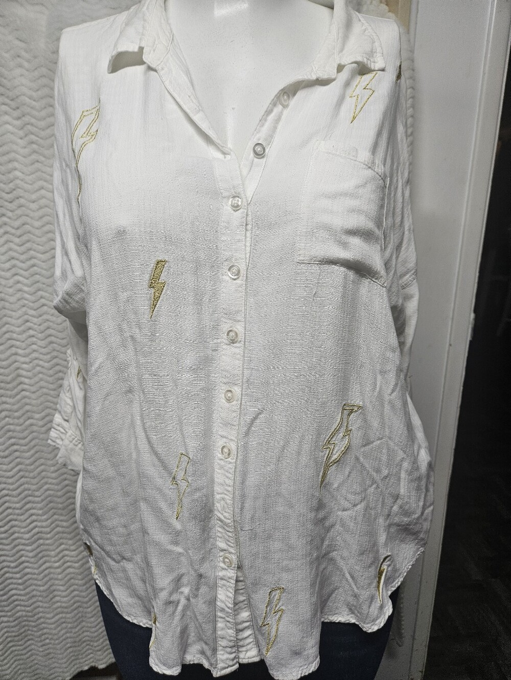 torrid White Knit Top with Light Tan Mark